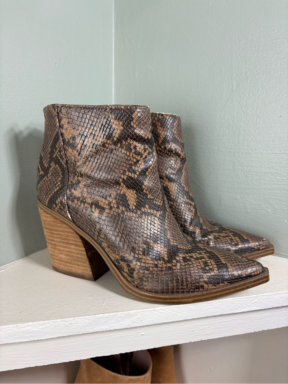 Steve Madden Alert Faux Snakeskin Booties Ankle Boots Size 8 Western Block Heel